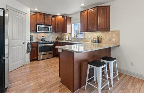 Fire Pit Getaway Shops and Dining 70in TV - Foto 4