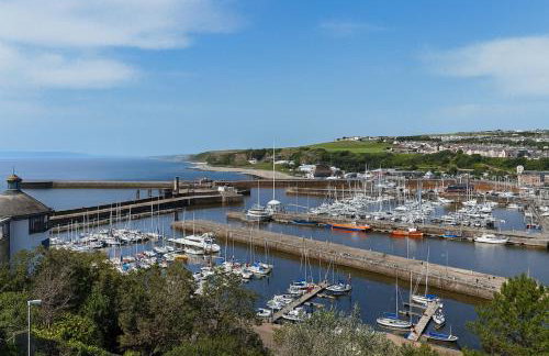 Coastal Haven - Steps From Beach - Photo 14