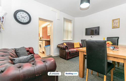 Wigan Work-Ready 3BR House Sleeps 6 Guests - Photo 3