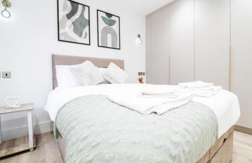 The Abbey Apartment - 1BR Apt with Dedicated Workspace, Fast Wifi & Stylish Kitchen Island & Free Secure Underground Parking - Foto 43