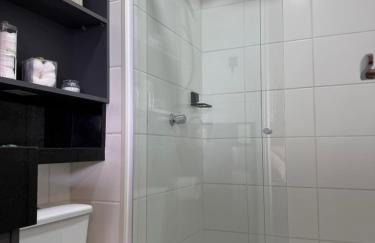 Studio 63 novo, luxuoso e completo com ar condicionado e cama Queen Size - Centro Mogi - Até 4 Pessoas - Foto 26