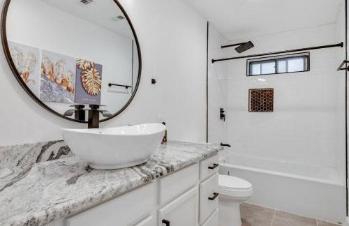 Superior 4BR 2BA Holiday Home with Hot Tub & Grill - Foto 36