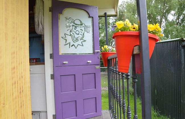 Gypsy Caravan in Weideblick With Farm Animals - Foto 44