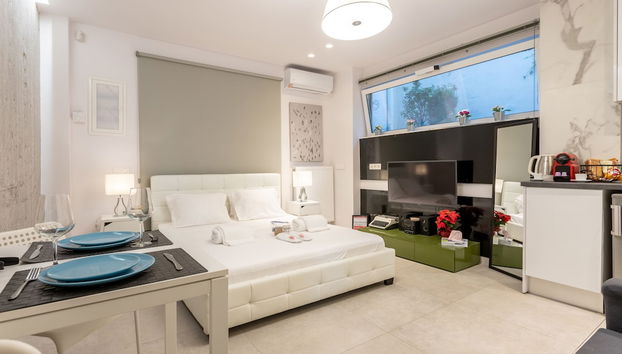 Stadium 1bdr HiEnd quiet Flat Top Location - Photo 2, Primary image