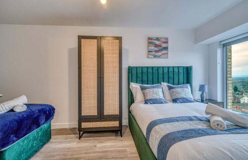 2-BR Near Salford Royal - City & Town Centre View - 1 Minute to Train & Tram Station - Sleeps 6 - Foto 10