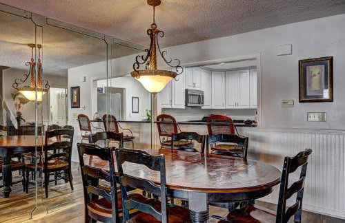 Lakefront Stillwaters Villa with Deck and Private Dock - Foto 12