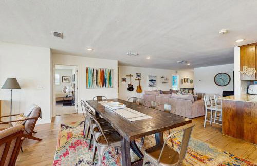 Waterfront Home with Kayaks, Game Room, Firepit, & Enormous Deck - Foto 8