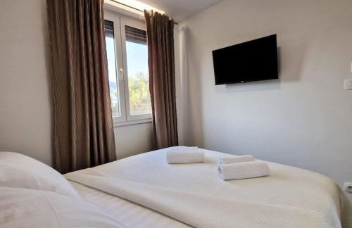 MonLux studio- FREE Public Parking- Easy & Straight Walk to the Center - Photo 7