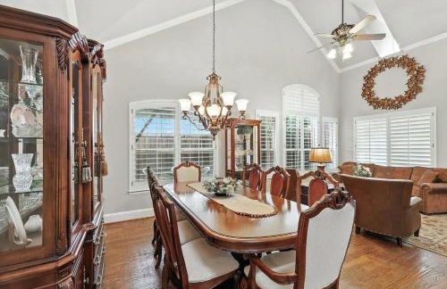 Lewisville Luxe Pool Getaway - Patio BBQ TV Room - Foto 11