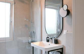 Lili's Studio 2, balcony, New 2025 - Photo 5