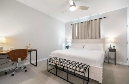 Pool & Fitness Room Near University Park - Covered Parking - Foto 43