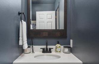 Capitol House - 3 Bed 1 Full and 1 Half Bath, Pet Friendly with Hot Tub walk to Lucas Oil Stadium - Foto 35