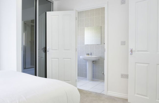 Campbell Park by ShortstayMK - Photo 10