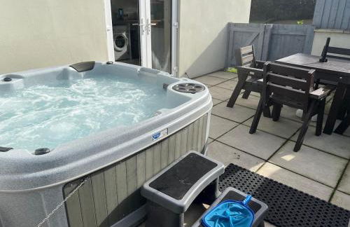 Gamekeepers Cottage - Hot Tub, 2 bed, sleeps 4, private patio, AC, stunning views - Photo 22