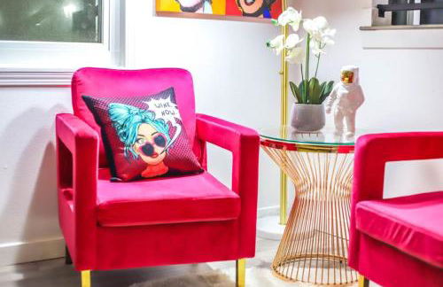 Pop Art Oasis with Karaoke Mini Golf Hot Tub and Pool - Photo 22