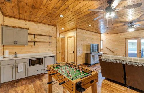 WolfCabin Lux Family Home, Fire Pit, Hot Tub, ADA ramp, ez paved rds - Foto 15