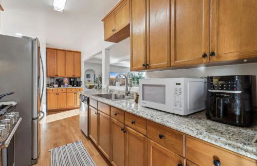 Entire Private Home with 3 Bedrooms, Gated Yard, Parking, King Bed, Available Now - Foto 21