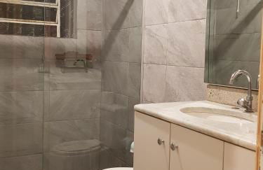 CASA FULL, CENTRO, 130m quadrados, 9 Pessoas, Wi-Fi, 3 Qtos, Churrasqueira e Apetrechos, Cozinha-Sala Integrados, 2 Banheiros, Varanda e Jardim, Garagem Coberta, Estac Interno 3 Carros, Lareira de Alta Performance e Fogão de Ferro, Área nos Fundos - Foto 21