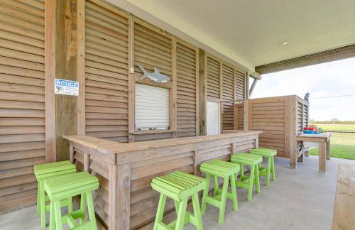 Walk to Shore Crystal Beach Escape with Deck and Bar! - Foto 3