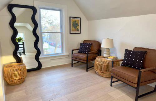 Artsy 4 Bedroom Home, Steps from Dining & Shops - Foto 22