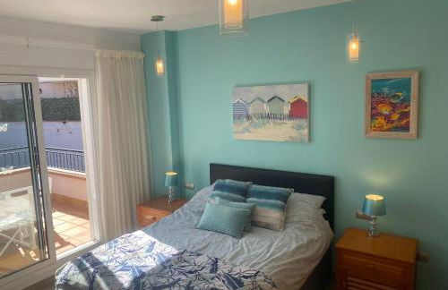 VILLA BLOSSOM in the beautiful area of Puerto Santiago Tenerife with 5 bedrooms for up to 10 guests private swimming pool and many other activities to entertain the family Secure parking for 2 cars and disabled access throughout - Foto 53