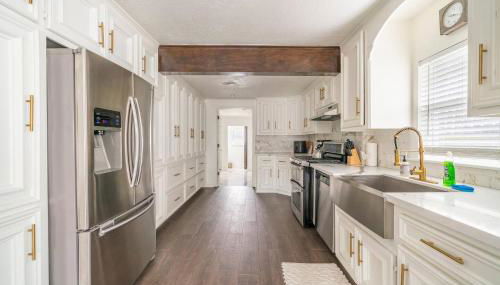 Casa Hosum - 7 mins Downtown Sleeps 9 King Bed Fenced Yard - Foto 3