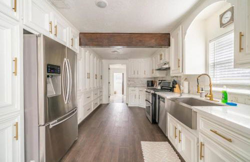 Casa Hosum - 7 mins Downtown Sleeps 9 King Bed Fenced Yard - Foto 3