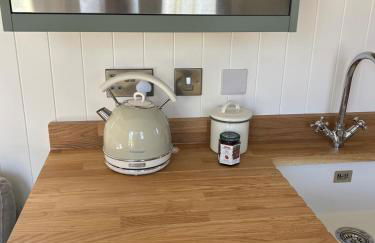 Luxury Shepherds Hut near Glamorgan Coast - Photo 6