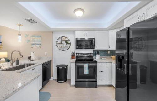 Waterfront Island Oasis! Heated Pool with Stunning View & 2 Full Bath - Foto 31