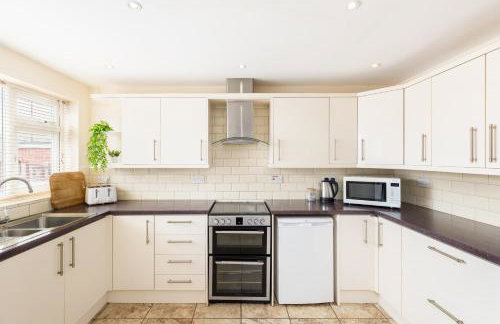 4-Bed Home for Contractors - Parking - Walk to Hospital - Foto 6