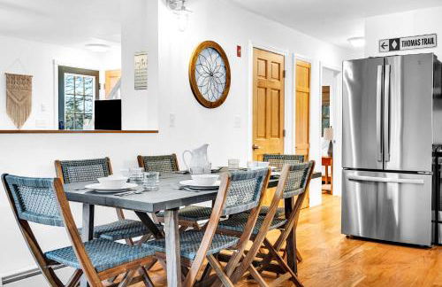 Thomas Trail - Game Room, Fire Pit, 1 min to Ski Mountain & Shared Beach! - Foto 8