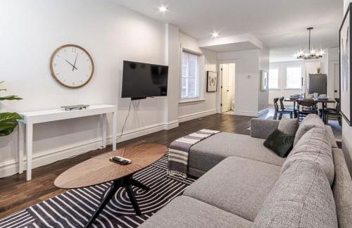 Ann Avenue Modern 3BR Home, Near Downtown with Free Parking - Photo 1