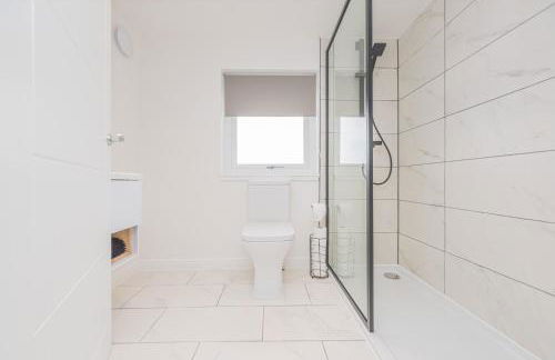 5 Bed cottage with Hot tub - Photo 12