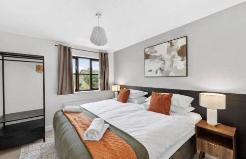 Detached House - Prime Location - Free Parking, Fast Wifi and Smart TVs with Sky TV and Netflix by Yoko Property - Foto 3