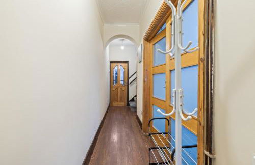 Spacious 4 Bedroom Home Near City Centre Sleeps 11 with Free Parking - Foto 24