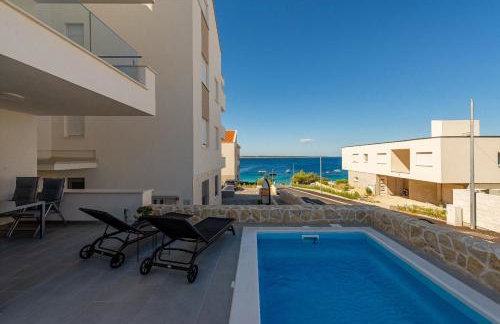 Dolphin view with a pool by the beach - Foto 17