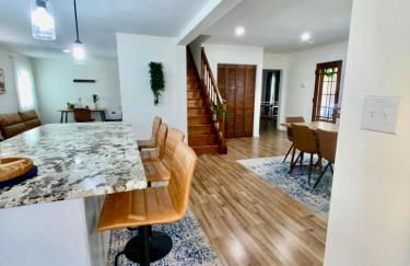 Spacious 4BR home w 2BA, a workspace & king bed! - Foto 3