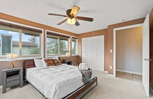 Modern Amenities Gas Fireplace Central Location - Foto 21