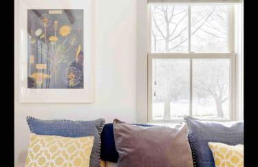 Entire Enchanting, Light-Filled 1830 Farmhouse - Foto 2