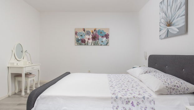 Beachfront villa Mihovil w. beach access - Foto 2, Habitación