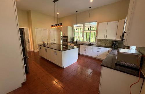 Beautiful River front home with private pool - Foto 36