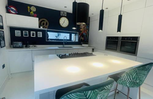 Artsy Retreat - Sleeps 6 Free Parking & Balcony - Photo 6