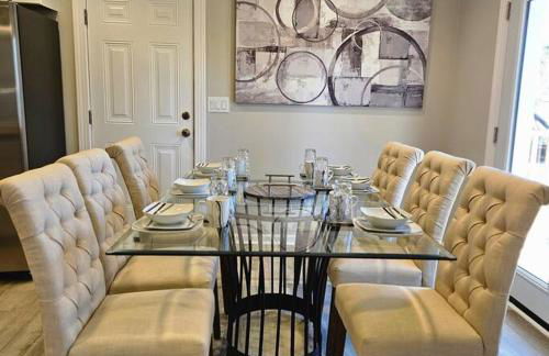 Chic Oasis: 3BR, 2BA, Private Deck - Foto 29