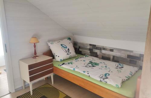 GästeZimmer im Altbau Dachgeschoss mit kleinem Bad WLAN, TV und Parkplatz - Foto 16