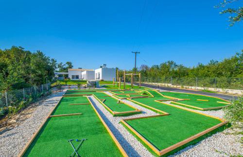Villa Ami, Roda, Corfu: 10 guests, heated pool, private mini golf, pool table & more!! - Foto 5