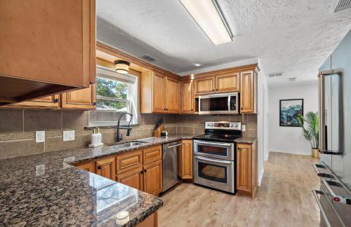 The Pines I Sleeps 12 I Private Pool I Patio & BBQ - Foto 2