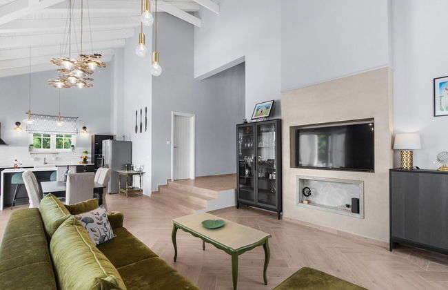 Modern Villa With Swimming Pool and Fenced Garden - Photo 9