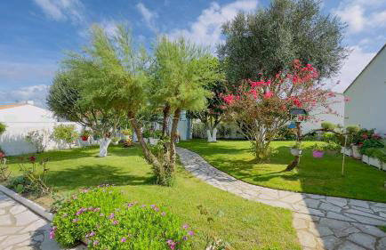 Villa de plain pied avec jardin paysager et piscine - Foto 5