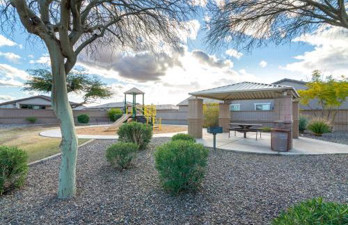 Stylish & Bright Gem ~ King/Queen Beds ~ Backyard! - Foto 34