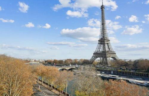 View on Eiffel Tower Seine and Main Monuments - Photo 11